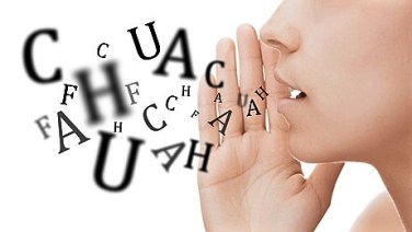 Donna parla con lettere su sfondo bianco